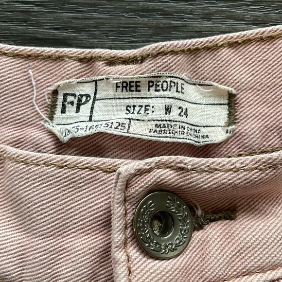 Sz24 Free People Runaway Slouch Button Fly Raw Edge Distressed Shorts Pink EUC - Picture 9 of 12